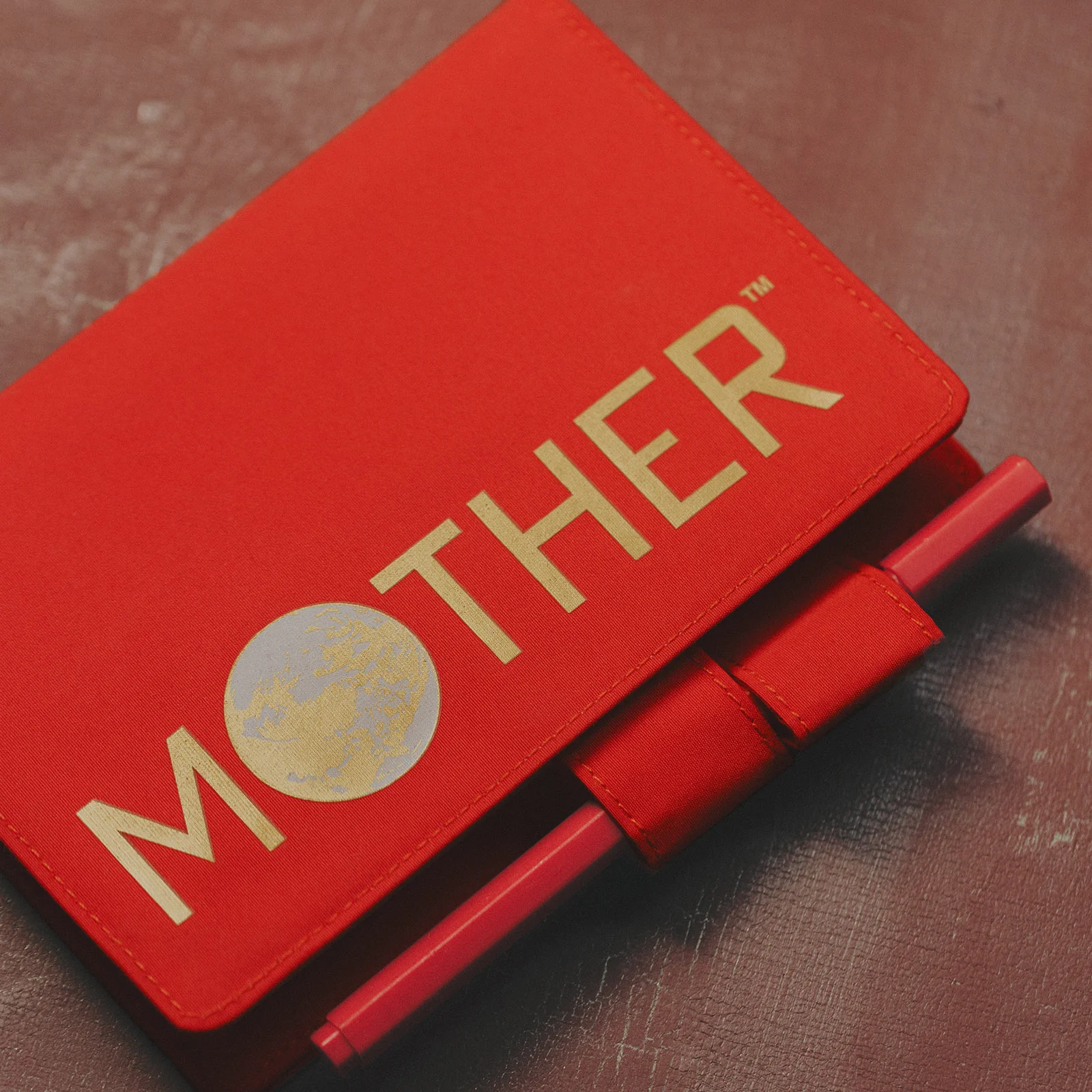 「ほぼ日MOTHERプロジェクト」：糸井重里がつくった『MOTHER』シリーズのことばをすべて収録した本の発売に合わせて起ち上がったプロジェクト。『MOTHER』にまつわるさまざまなコンテンツや商品をつくっています。
