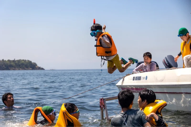【活動紹介】 真夏の海とさくらんぼの子どもたち
