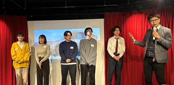 床, 屋内, 人, 天井 が含まれている画像

AI 生成コンテンツは誤りを含む可能性があります。