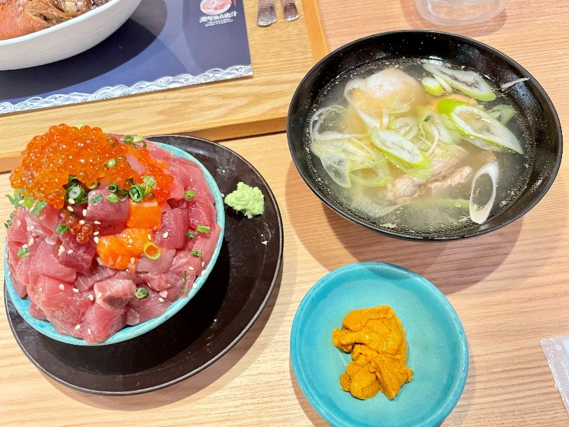 テーブルの上の食事

AI によって生成されたコンテンツは間違っている可能性があります。