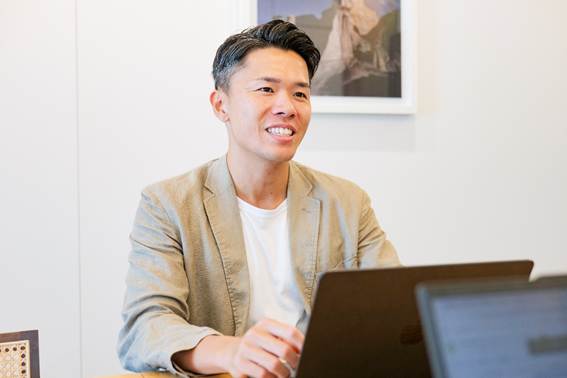 ノートパソコンを使っている男性

AI 生成コンテンツは誤りを含む可能性があります。