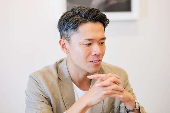 人, 屋内, 男, 座る が含まれている画像

AI 生成コンテンツは誤りを含む可能性があります。