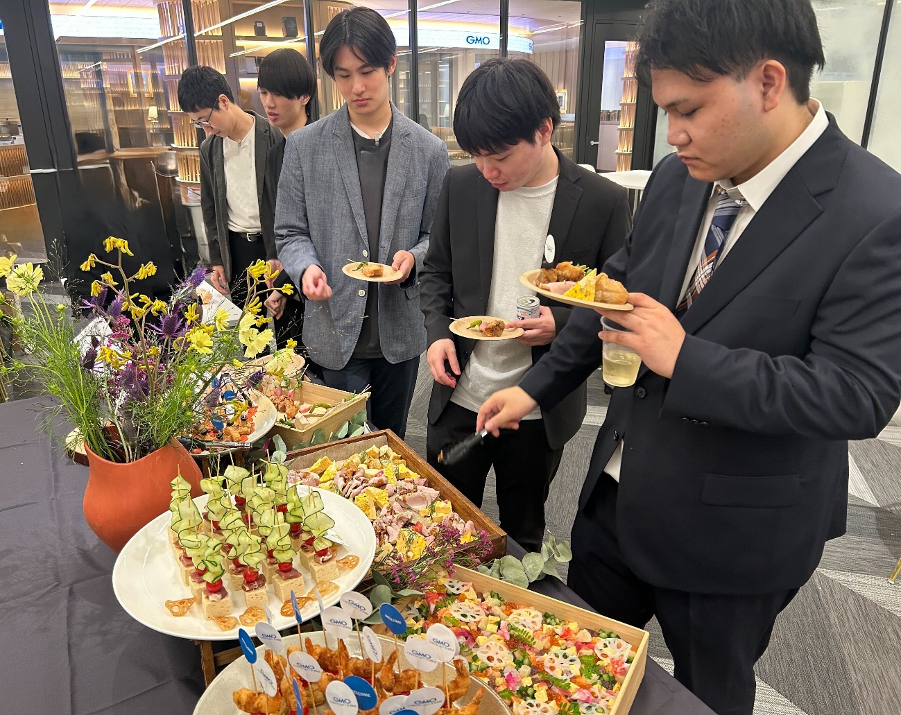 ケーキを切っている新郎新婦

AI 生成コンテンツは誤りを含む可能性があります。
