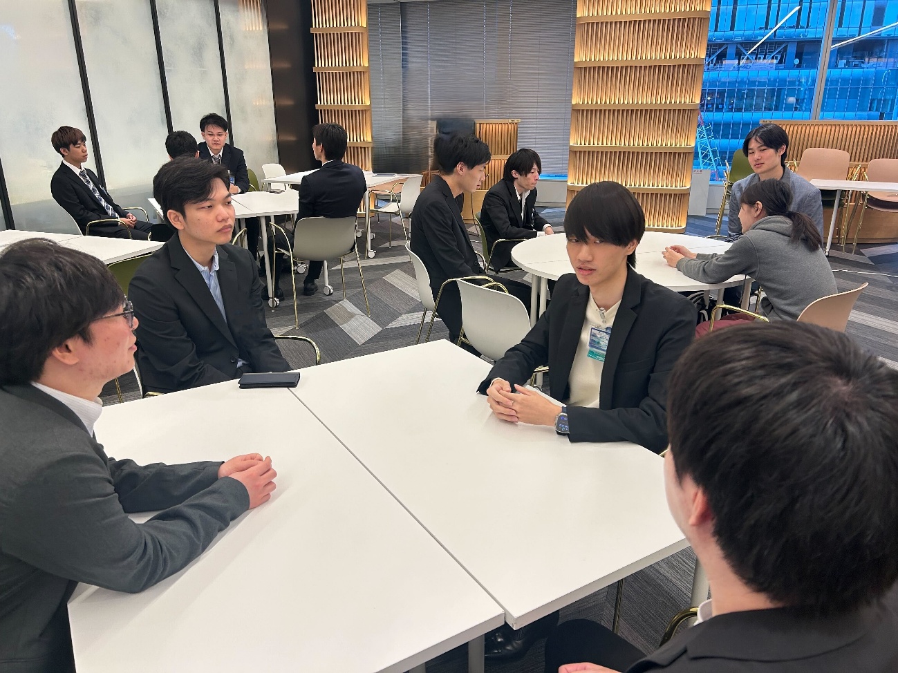 会議室に集まる人々

AI 生成コンテンツは誤りを含む可能性があります。