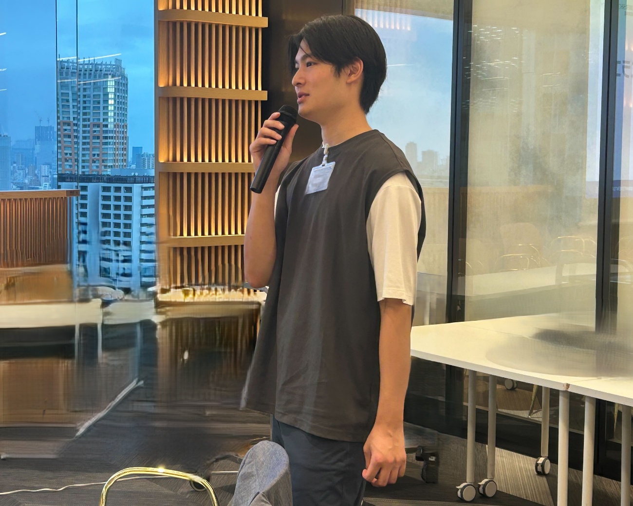 人, 男, 建物, 立つ が含まれている画像

AI 生成コンテンツは誤りを含む可能性があります。