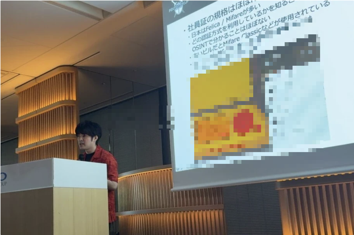 屋内, 天井, 立つ, 男 が含まれている画像

AI 生成コンテンツは誤りを含む可能性があります。