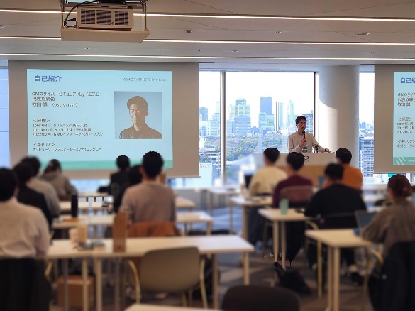 レストランのテーブルに座っている人たち

AI によって生成されたコンテンツは間違っている可能性があります。