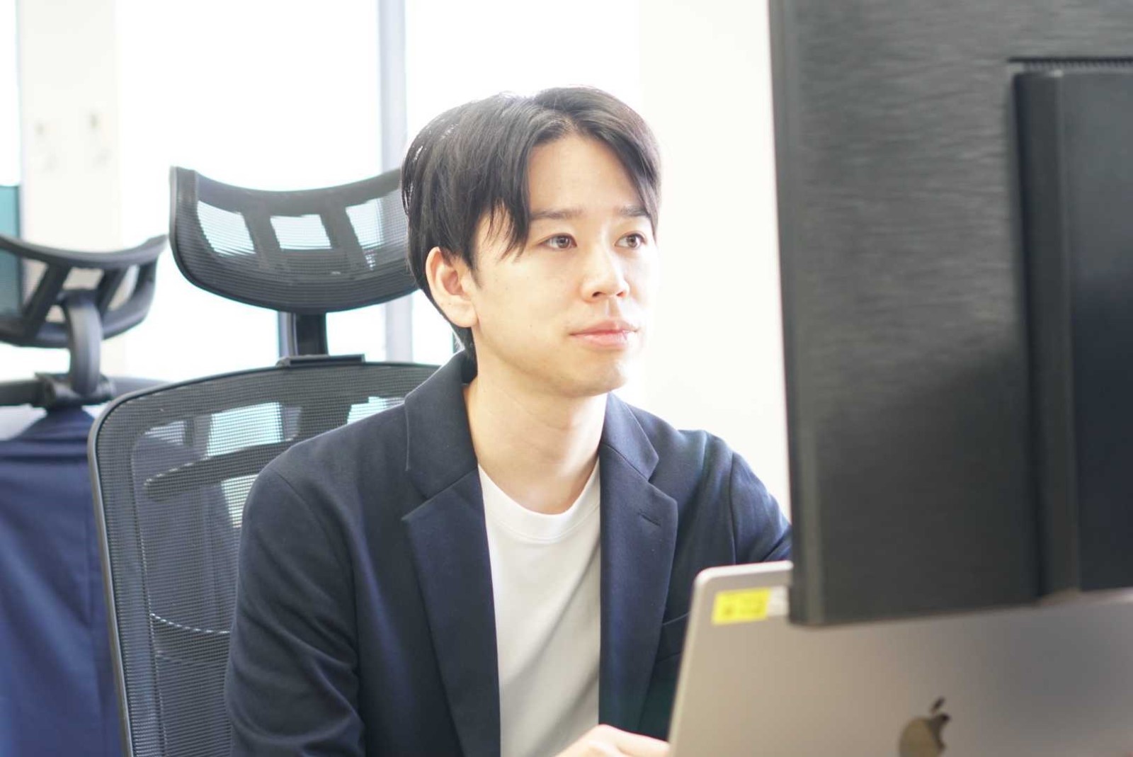 人, 屋内, テーブル, コンピュータ が含まれている画像

自動的に生成された説明