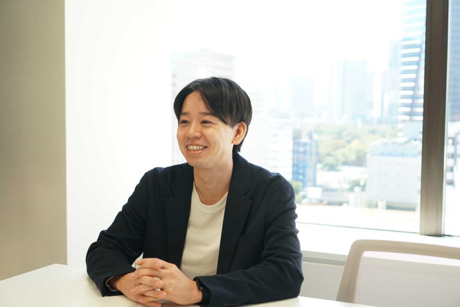 窓, 人, 座る, 屋内 が含まれている画像

自動的に生成された説明