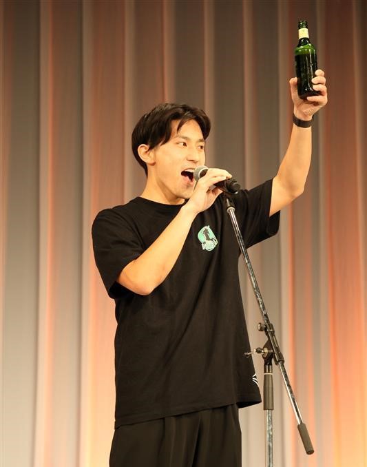 人, 屋内, 立つ, 持つ が含まれている画像

自動的に生成された説明