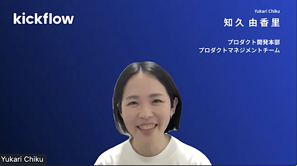 紫のシャツを着た男性と文字

中程度の精度で自動的に生成された説明