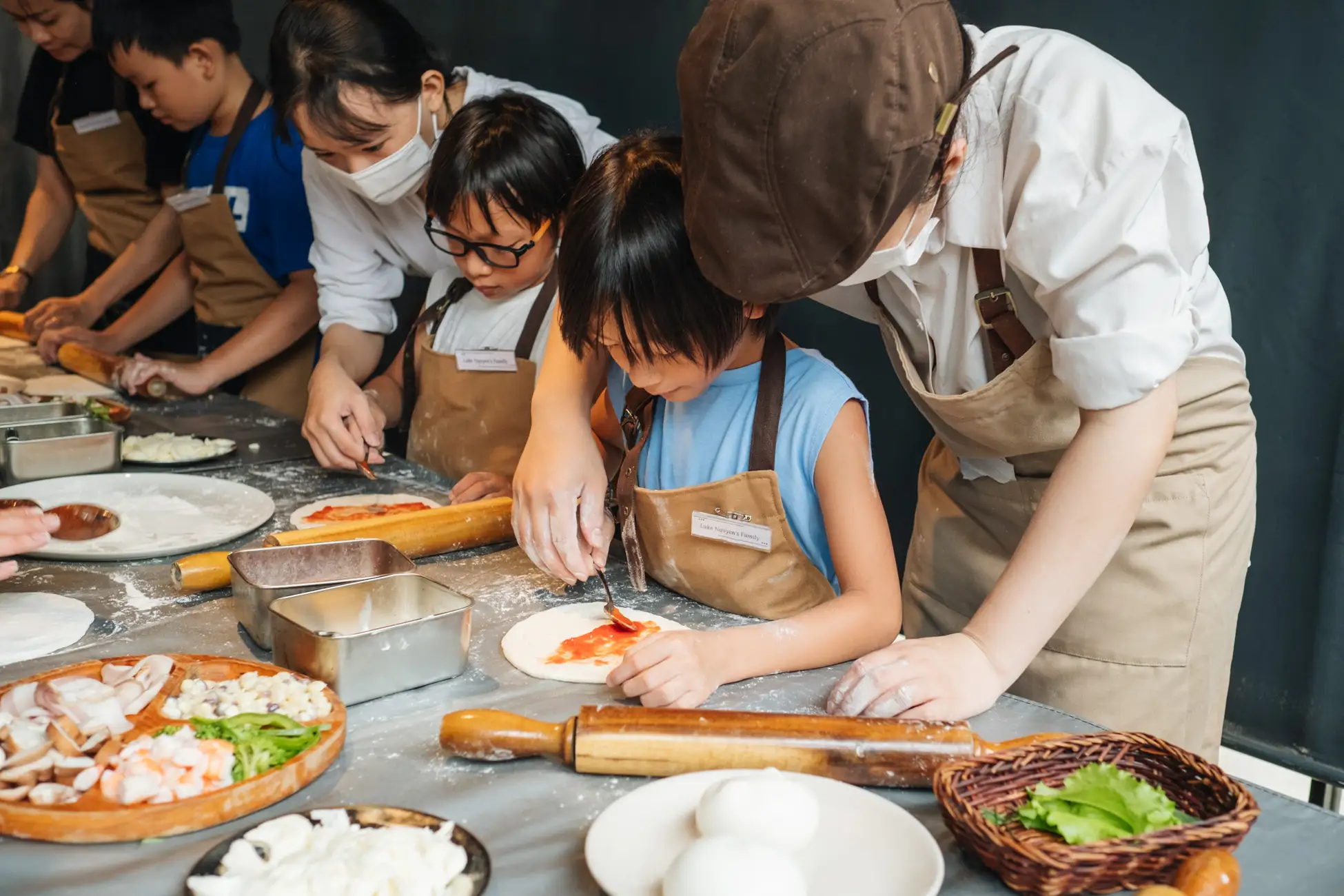 アクアポニックスを導入した店舗では、店内菜園でとれる野菜やハーブを使用し子供たちにピザワークショップを開催
