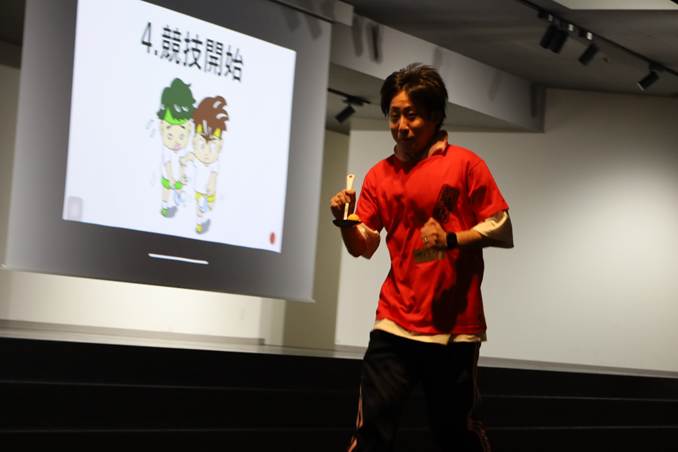 人, 屋内, 天井, 立つ が含まれている画像

AI 生成コンテンツは誤りを含む可能性があります。