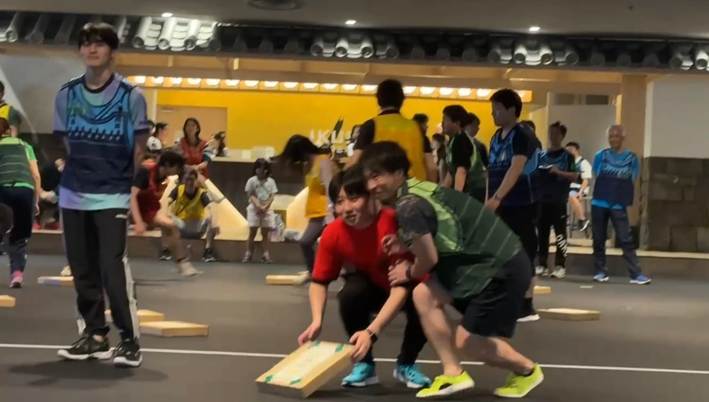 道路, 人, スポーツ, スポーツゲーム が含まれている画像

AI 生成コンテンツは誤りを含む可能性があります。