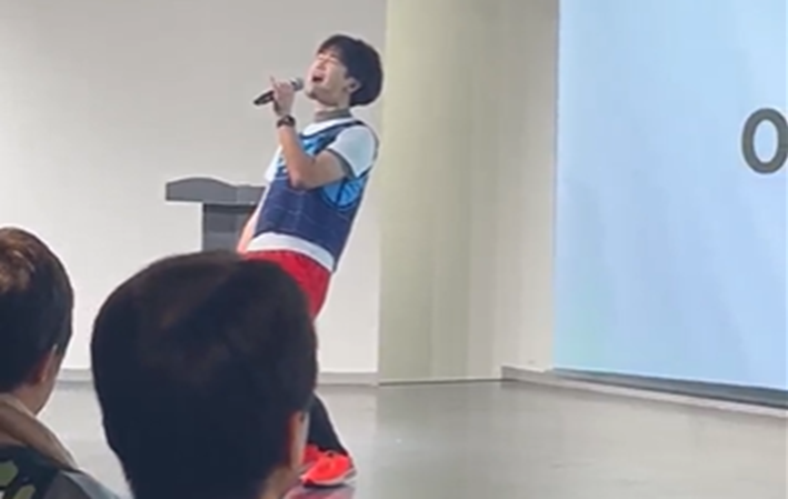 人, 屋内, 子供, 若い が含まれている画像

AI 生成コンテンツは誤りを含む可能性があります。