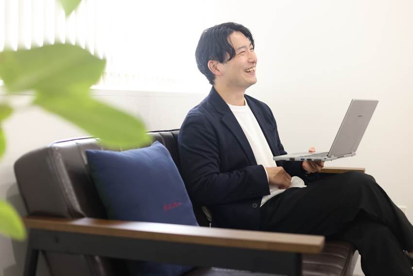 スーツを着てノートパソコンを使っている男性

AI 生成コンテンツは誤りを含む可能性があります。