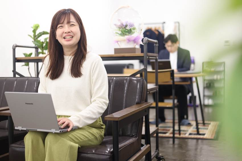 人, 座る, 屋内, テーブル が含まれている画像

AI 生成コンテンツは誤りを含む可能性があります。