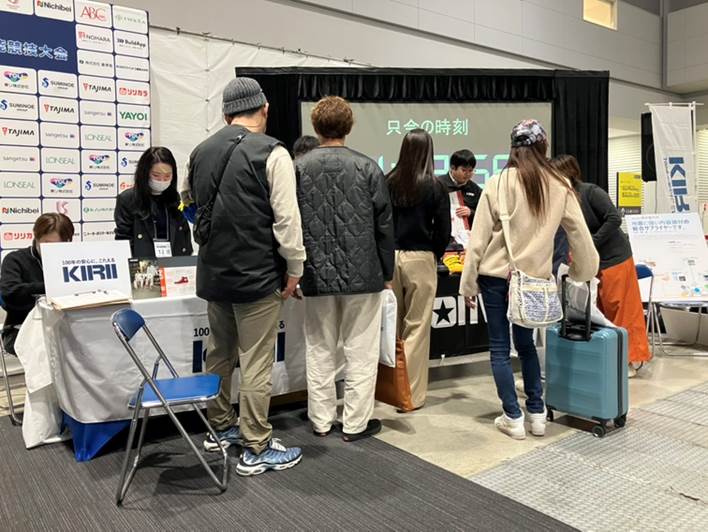 人, 荷物, 立つ, 空港 が含まれている画像

AI 生成コンテンツは誤りを含む可能性があります。
