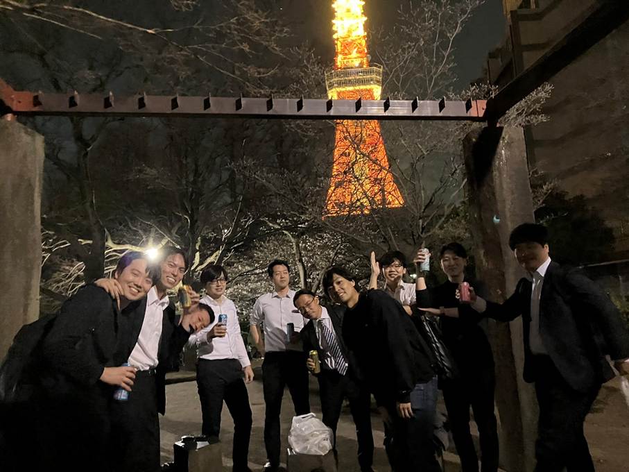 夜の道を歩く人々

AI 生成コンテンツは誤りを含む可能性があります。