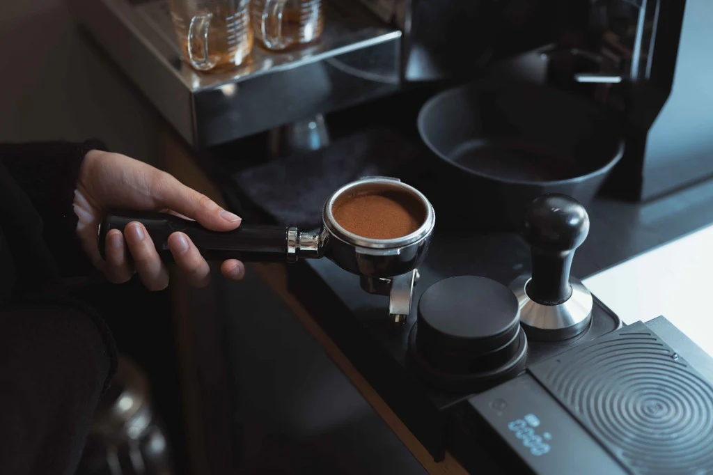社員2名の小さな会社が、なぜコーヒースタンドをM&Aしたのか？