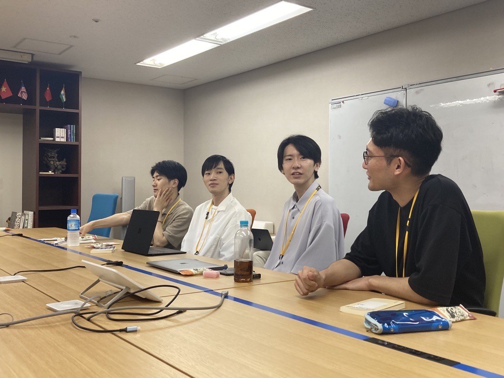 会議室でパソコンをする男性

低い精度で自動的に生成された説明